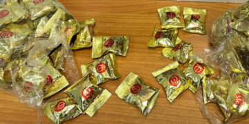 Cinque kg di cocaina nascosti nei “biscotti della fortuna”: donna arrestata a Fiumicino