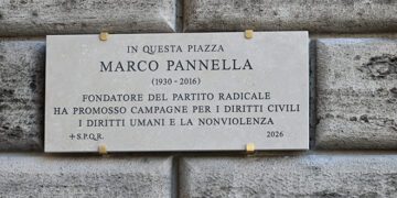 A Piazza Navona scoperta una targa in ricordo di Marco Pannella