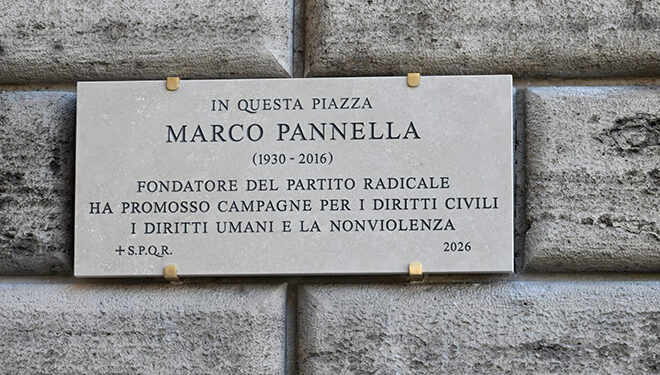 A Piazza Navona scoperta una targa in ricordo di Marco Pannella