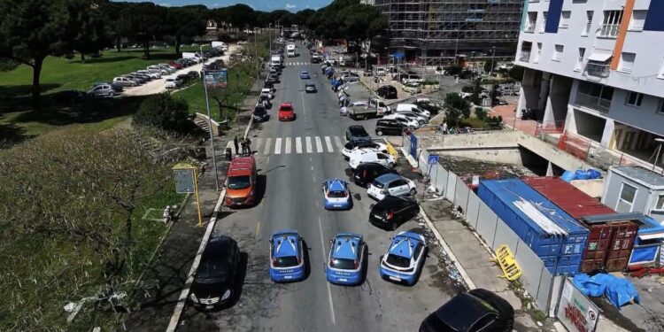 Blitz della Polizia al Casilino: 8 arresti e 170 dosi sequestrate alle “staffette dello spaccio”