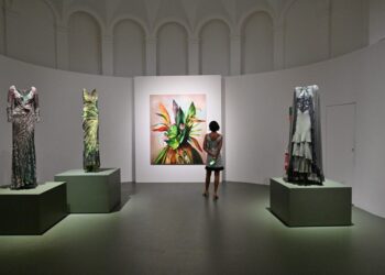 Inaugurata la mostra “Aura”: Valentino e Ewa Juszkiewicz in dialogo